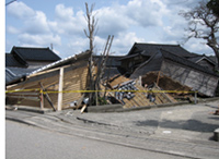 被災してつぶれた家屋