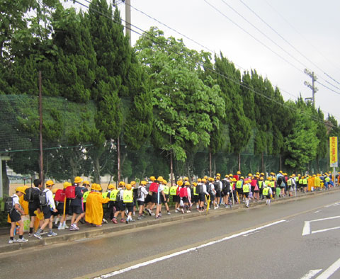 歩道をはみ出して通学する子供達